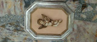 Dos cuadros con figuras de ángeles con instrumento