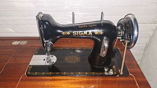 Maquina de coser SIGMA.