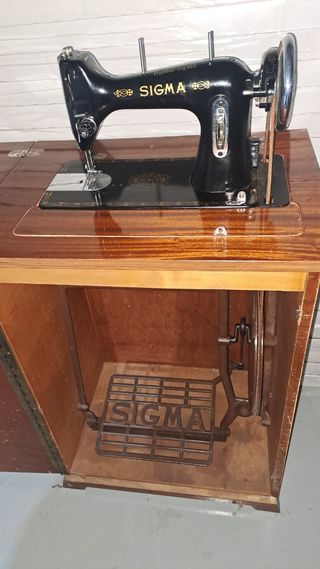 Maquina de coser SIGMA.