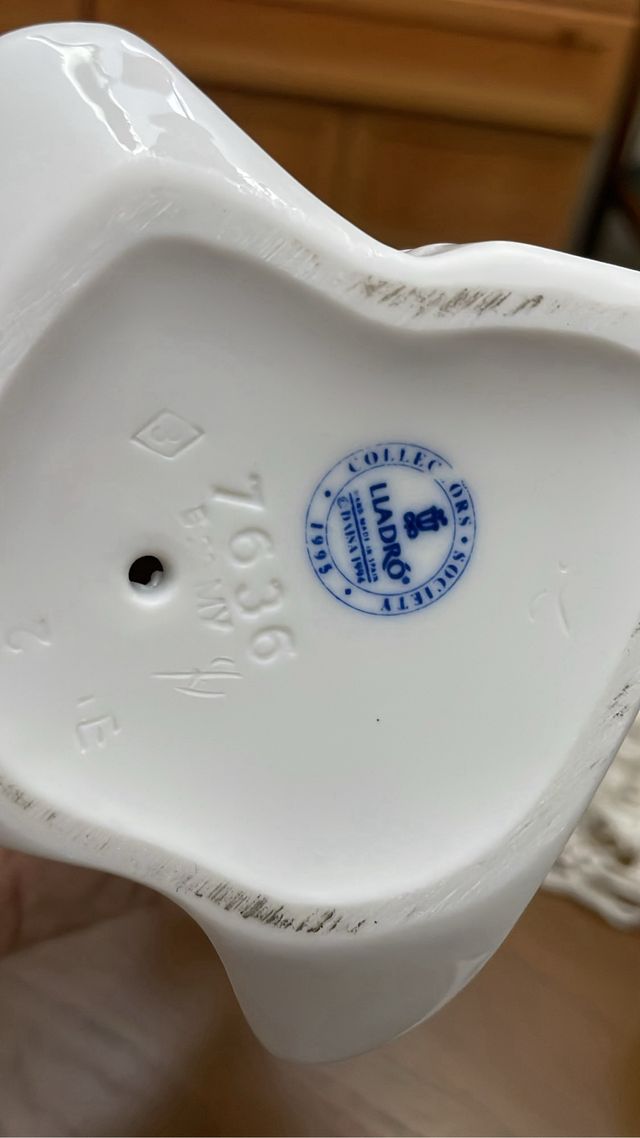 Figura de Lladro. Chica con sombrilla precio a neg