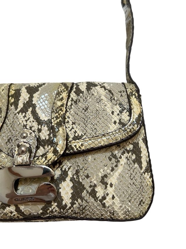 Borsa a spalla Guess grigia pitonata stile Y2K