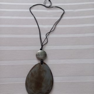COLLAR CON PIEDRA EN VERDE