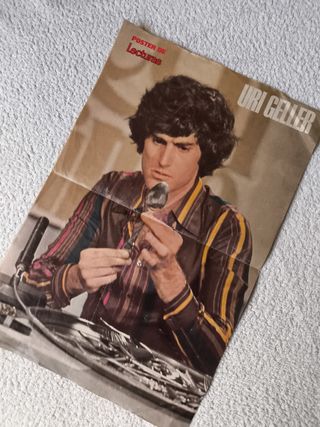 PÓSTER URI GELLER MENTALISTA DOBLA CUCHARA AÑO 70