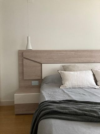 Cabecero de cama con mesitas de noche