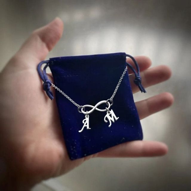 Colgante con iniciales e infinito.
