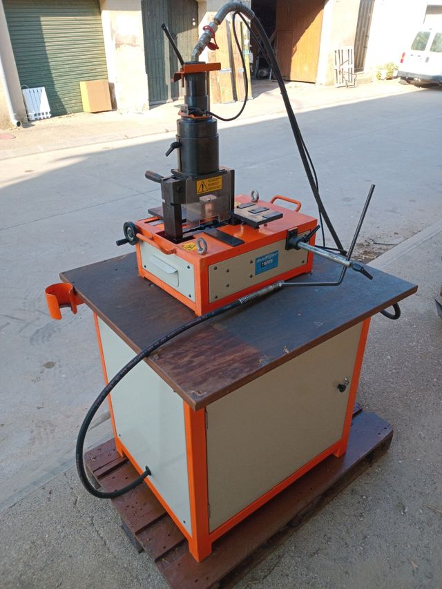 Punzonadora hidraulica IMB