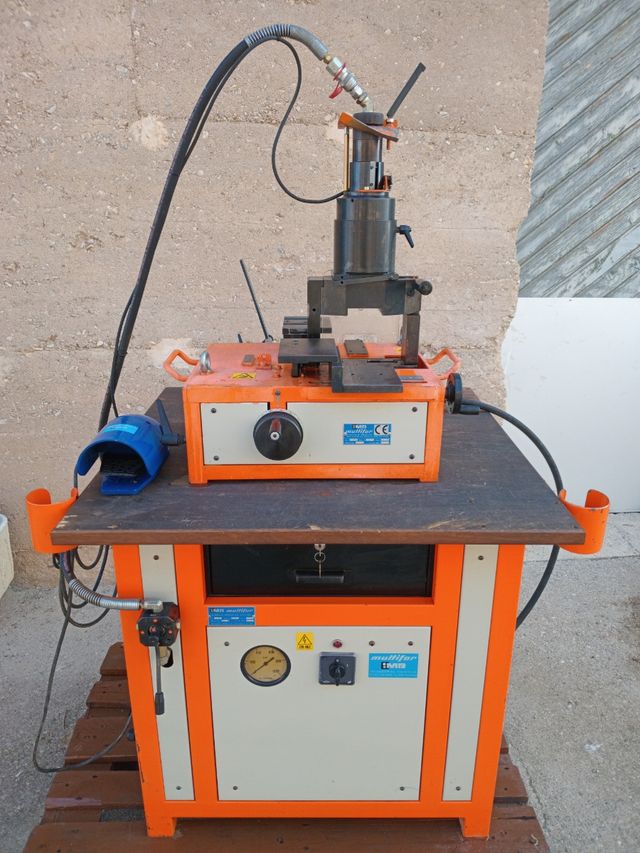 Punzonadora hidraulica IMB