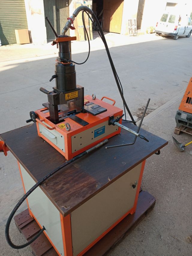 Punzonadora hidraulica IMB