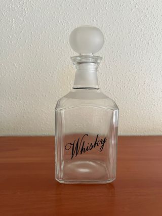 Collezione vintage di bottiglie di whisky antiche