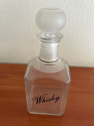 Collezione vintage di bottiglie di whisky antiche