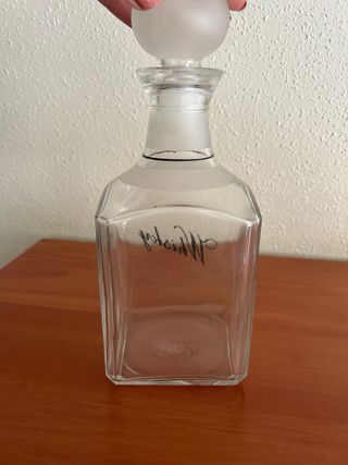 Collezione vintage di bottiglie di whisky antiche