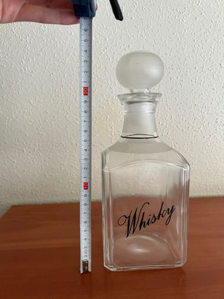 Collezione vintage di bottiglie di whisky antiche