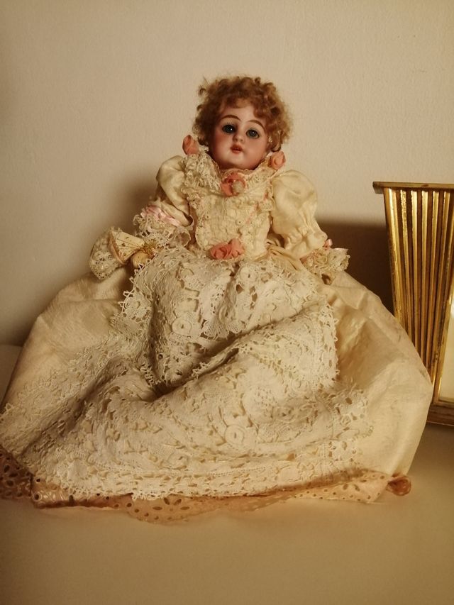Antica bambola in porcellana
