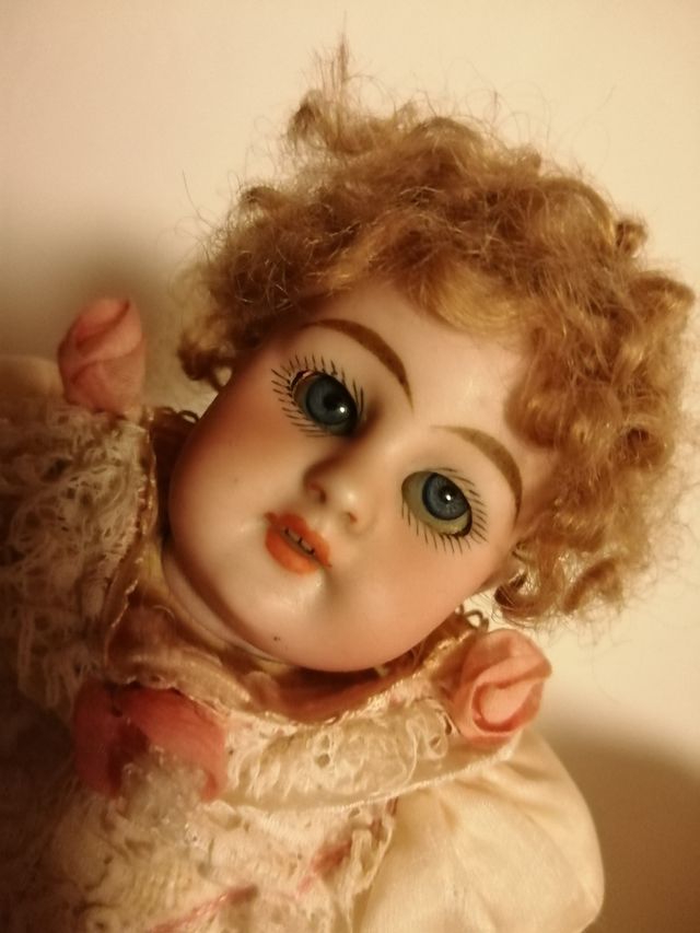 Antica bambola in porcellana