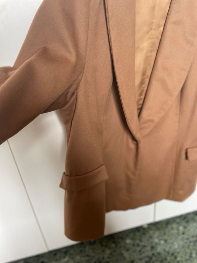 Giacca marrone elegante da donna con revers ampi