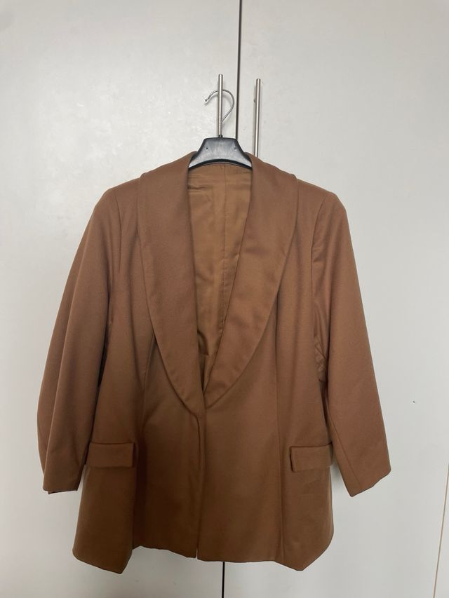 Giacca marrone elegante da donna con revers ampi