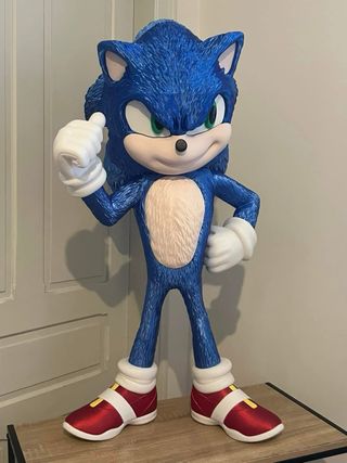 Sonic “Escala 1:1” mide 1 m. de alto