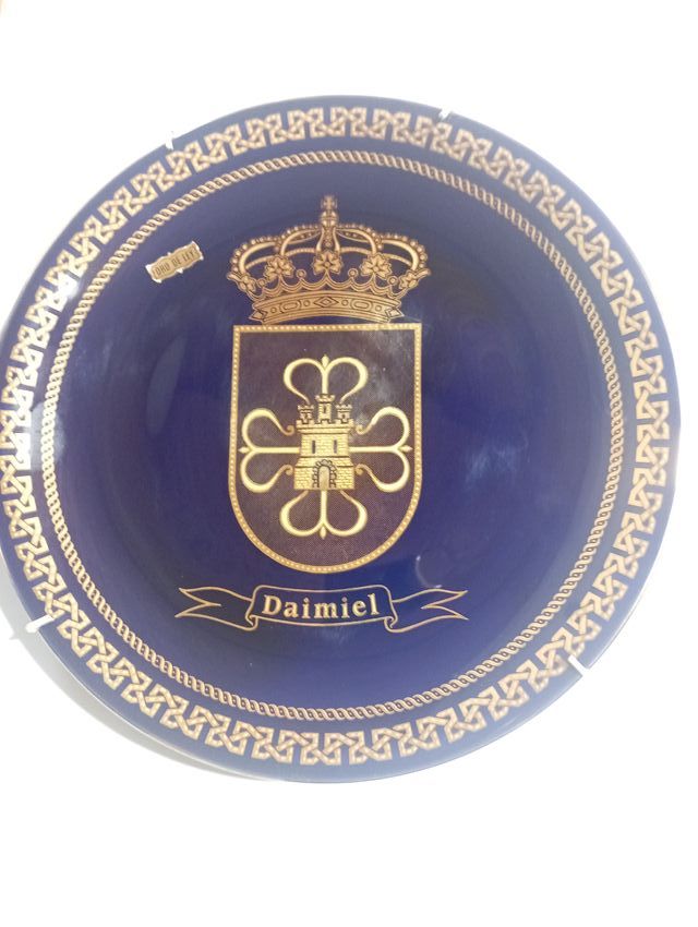 Plato escudo "DAIMIEL" decorativo de porcelana