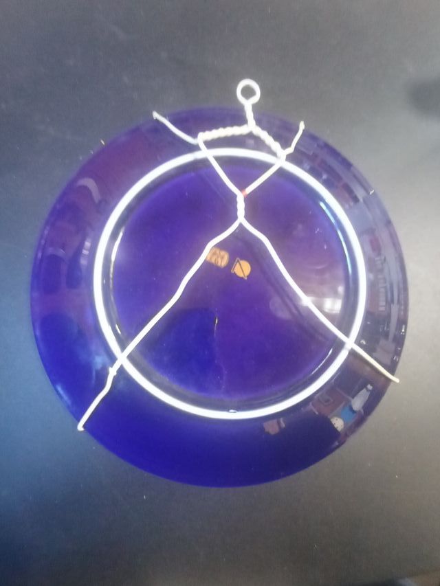 Plato escudo "DAIMIEL" decorativo de porcelana