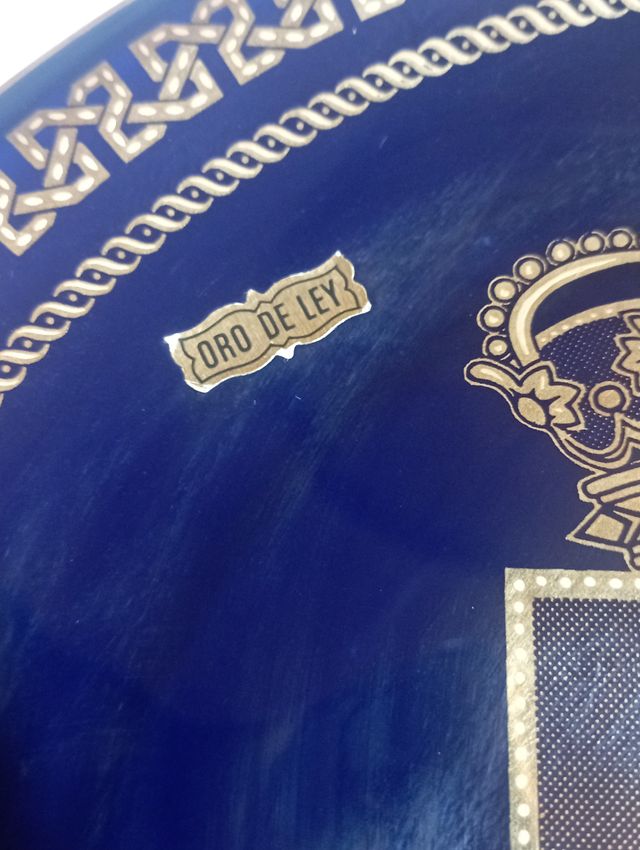 Plato escudo "DAIMIEL" decorativo de porcelana