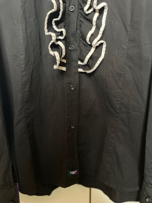 Camicia nera con volant bianchi e dettagli viola