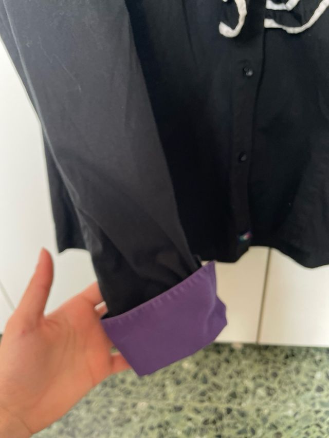 Camicia nera con volant bianchi e dettagli viola