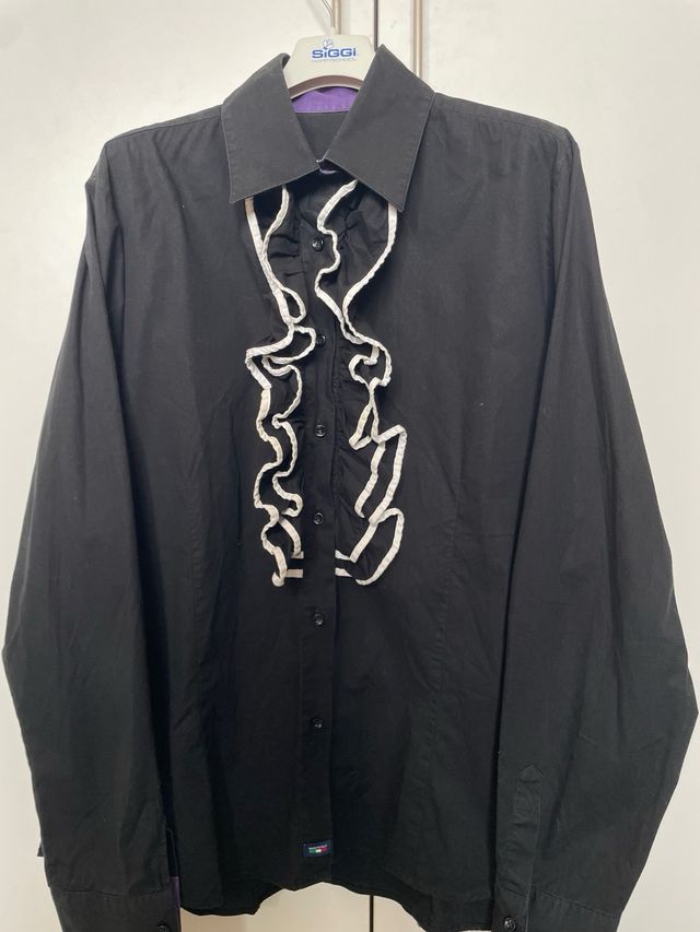 Camicia nera con volant bianchi e dettagli viola