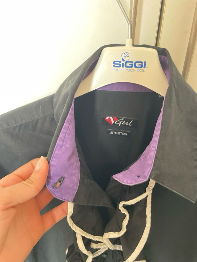 Camicia nera con volant bianchi e dettagli viola
