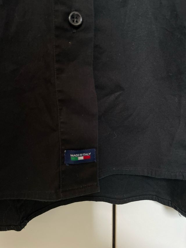 Camicia nera con volant bianchi e dettagli viola