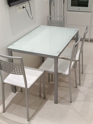 MESA DE COCINA Y SILLAS