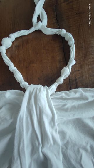 Canotta allacciata al collo