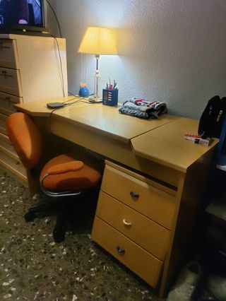 Escritorio con silla y mesita