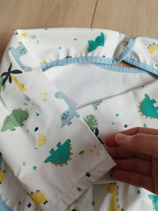 Babero impermeable con mangas