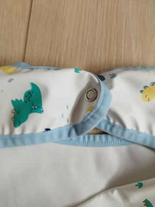 Babero impermeable con mangas