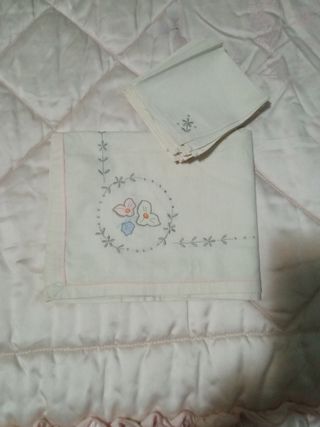 Tovaglia ricamata a mano