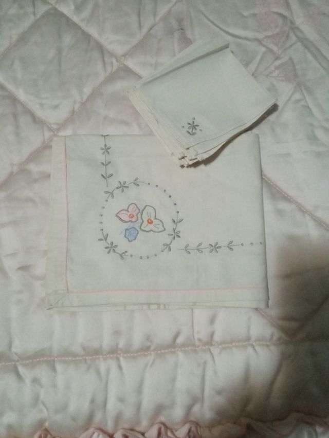 Tovaglia ricamata a mano
