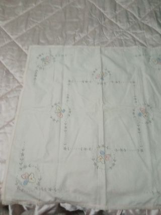 Tovaglia ricamata a mano