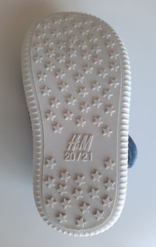 Par de zapatos azules de tela y goma