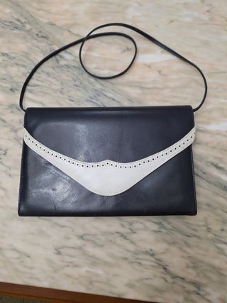 Cartera de mano blanca y azul
