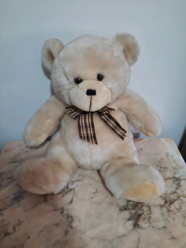 Urso de Pelúcia Branco-Bege com Laço Xadrez