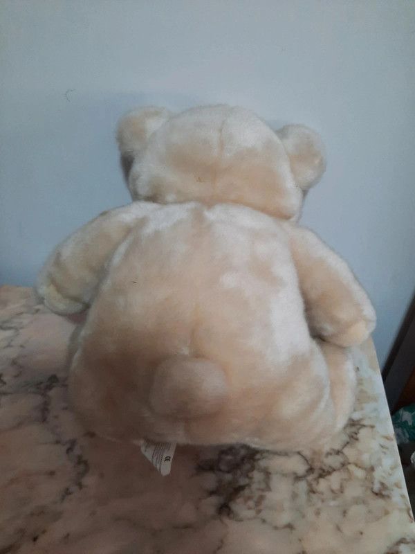 Urso de Pelúcia Branco-Bege com Laço Xadrez