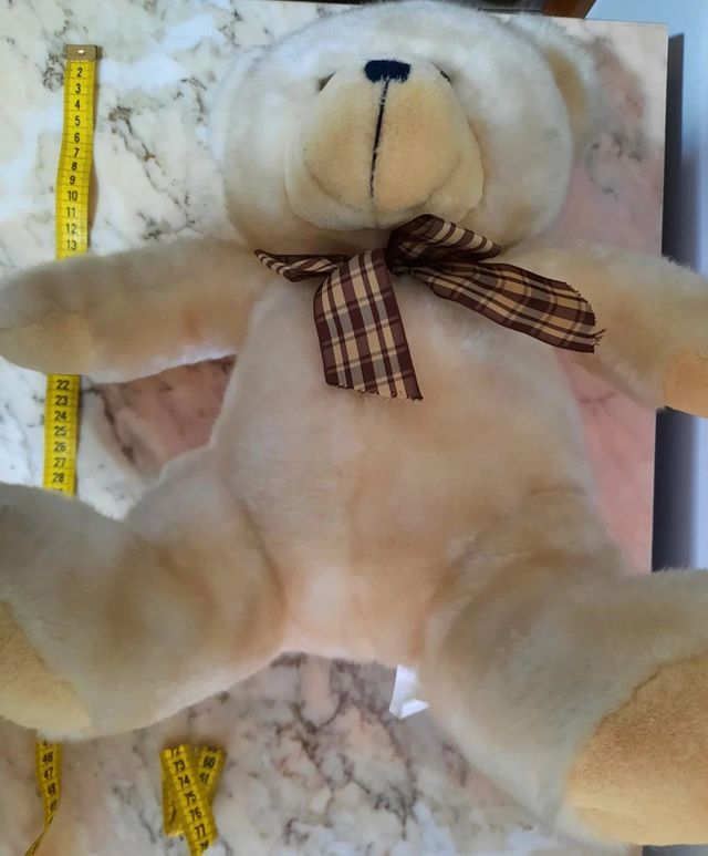 Urso de Pelúcia Branco-Bege com Laço Xadrez