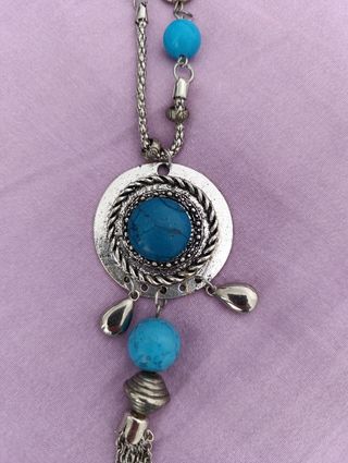 Collana lunga con pietre azzurre