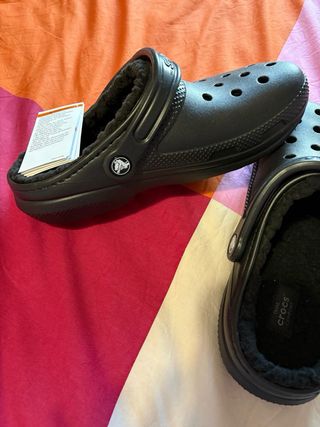 Crocs negros forrados
