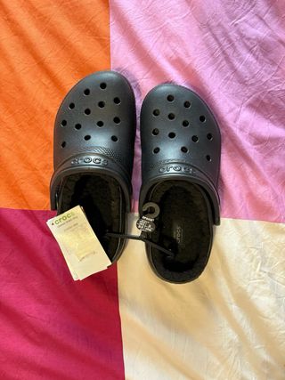Crocs negros forrados