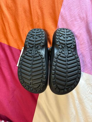 Crocs negros forrados