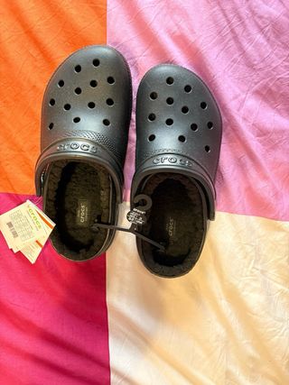 Crocs negros forrados