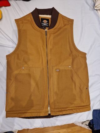 Chaleco de vestir con forro de felpa.