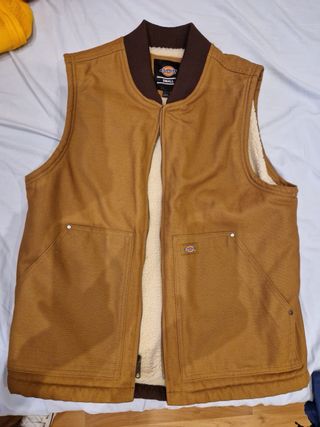 Chaleco de vestir con forro de felpa.