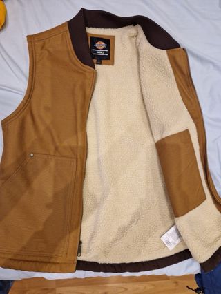 Chaleco de vestir con forro de felpa.